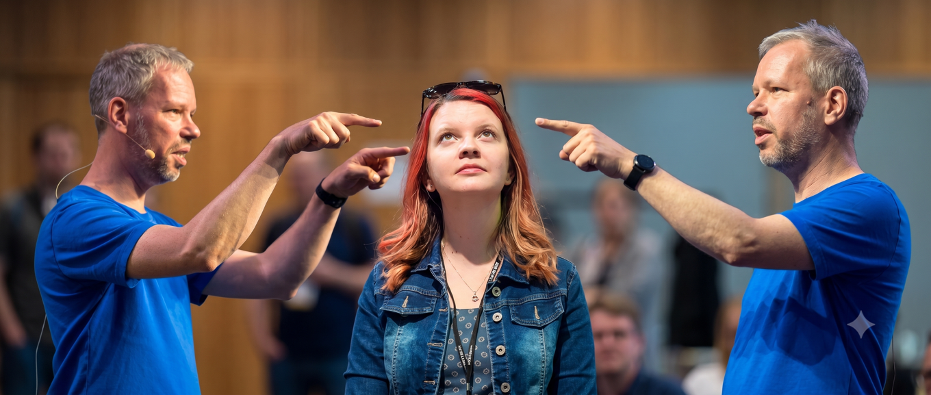 Sebastiaan pointing at Laura